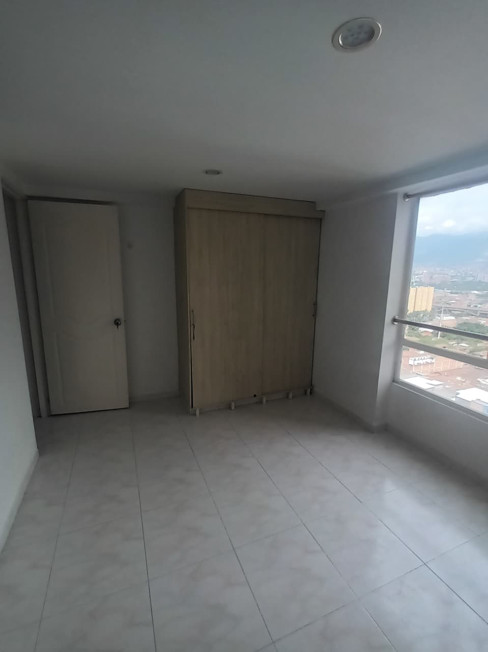 ARRIENDO APARTAESTUDIO CON PARQUEADERO PARA MOTO PISO 15 – (EEP-1064) – PRADO SEÑORIAL